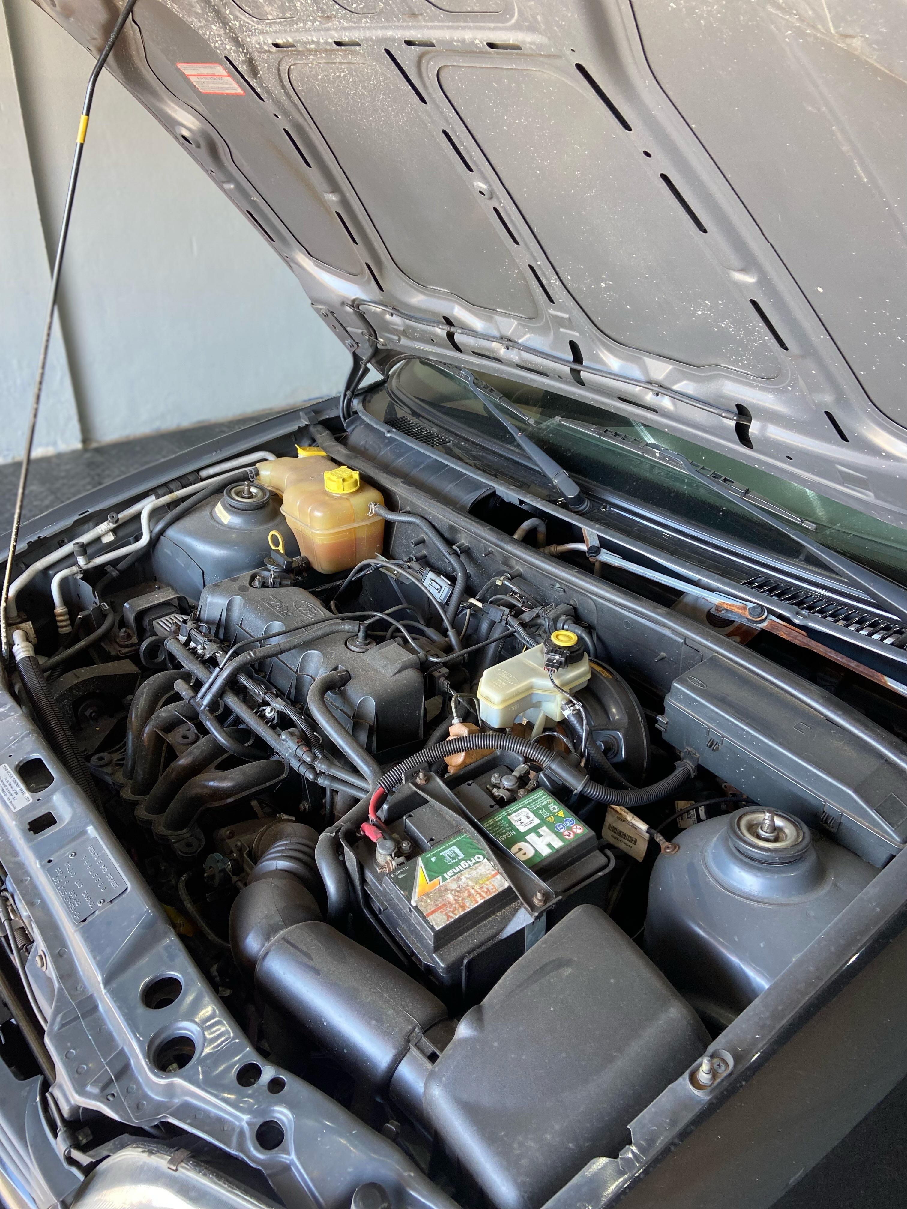 Compartimento do motor do Ford Fiesta, em registro do serviço publicado pela MR.